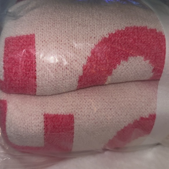 CUPCAKES & CASHMERE Christmas king size reversible knit
Ho Ho Ho Blanket 🎅🏻 - Picture 6 of 8